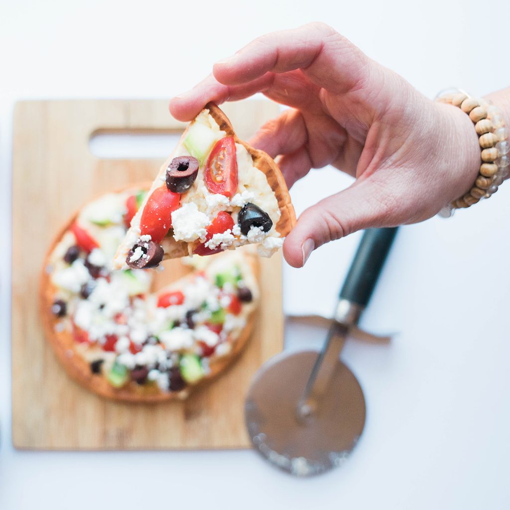 With all your favorite savory Greek flavors this quick and easy greek style pita pizza will not disappoint! It is the perfect throw together dinner! 